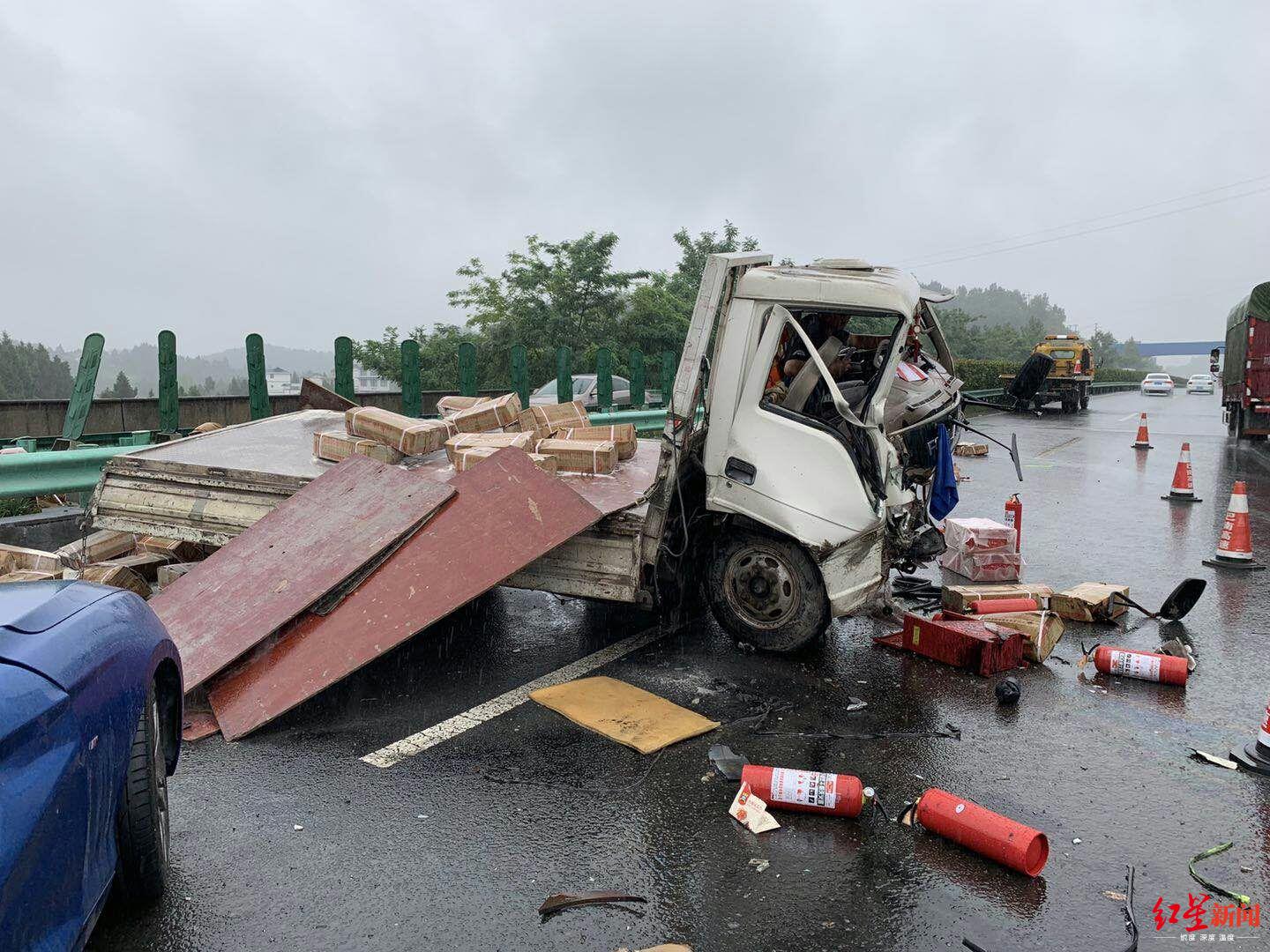 67高速出车祸被困驾驶室淡定拍下救援视频