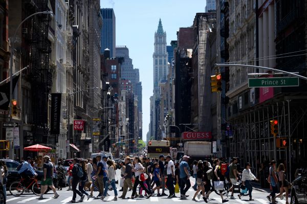 5月18日，行人走在纽约街头。
