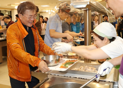 韩国总统文在寅兴奋接过参鸡汤（韩国BBS电视台）