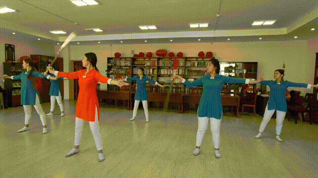 在孔子学院文化活动室，6名吉尔吉斯斯坦学生表演了一段剑舞，动作行云流水、干净利落。（新华社记者 王申 摄）