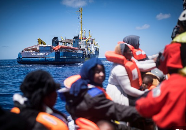 海上移民与救援船（图源：每日邮报）