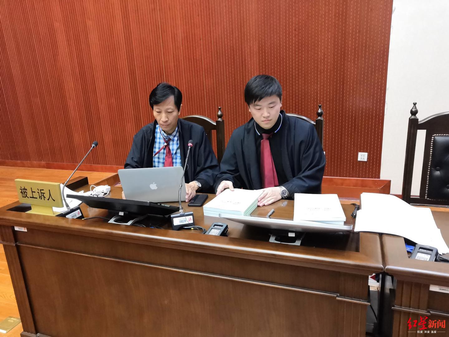 被上诉人周梅森没有出现在法庭上,由其代理律师出庭应诉