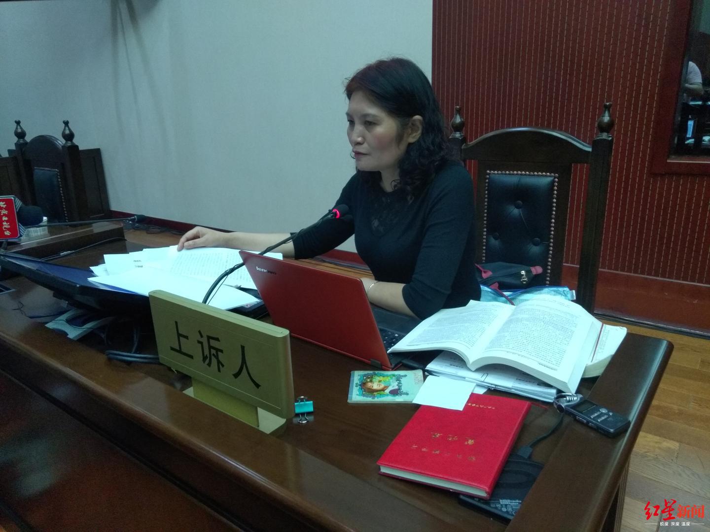 李霞独自坐在上诉人席,她二审没有再请律师