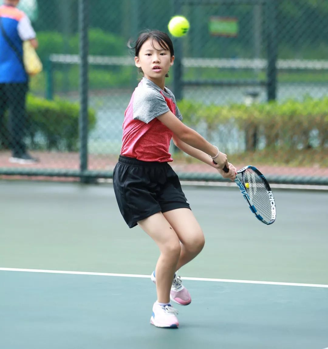  网球大师赛单打决赛精彩纷呈 传奇老将力克新锐夺职业生涯第90冠