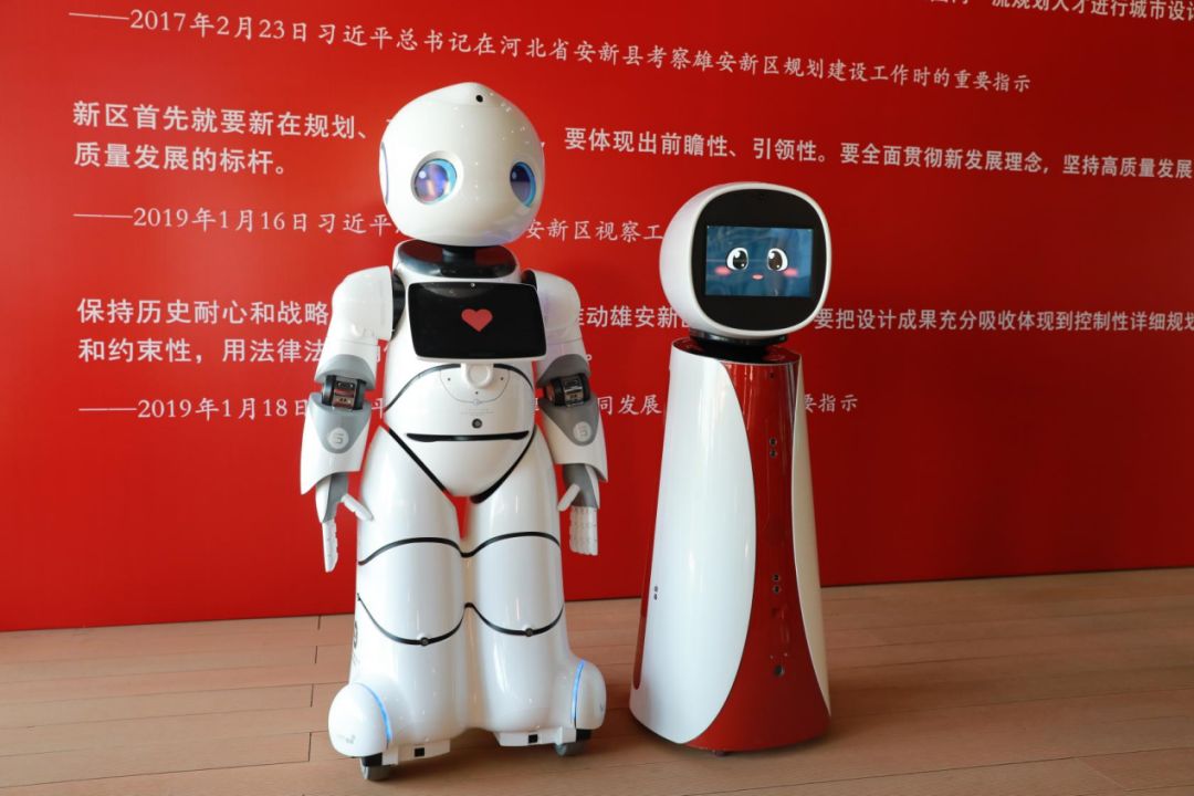 出现了两副新面孔,它们就是智能机器人优友和小艾