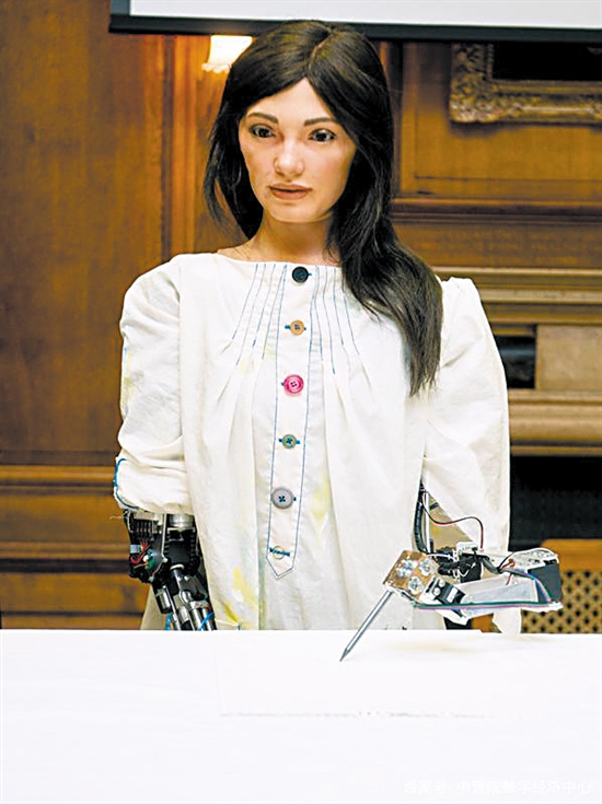 机器人开画展作品创收880万