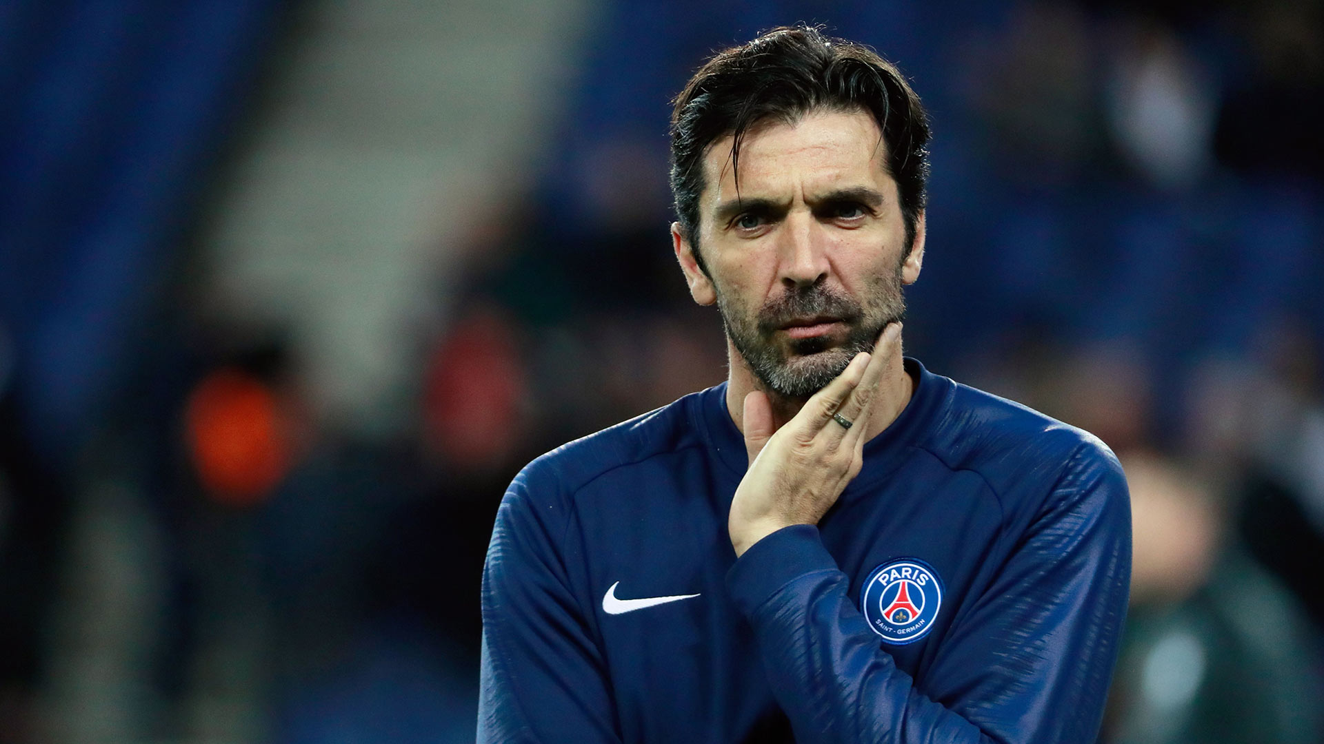 由于不想坐在替补席上观看比赛,布冯拒绝了巴黎圣日耳曼队开出的第二