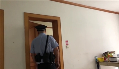 民警來到小谷的住所詢問情況