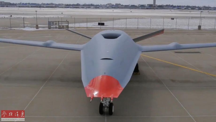 本图可见mq-25的机背进气道以及布置于机头的三根空速管.