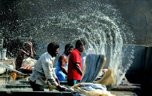  在印度博帕尔，男洗衣工们正在清洗衣服。新华社/欧新中文
