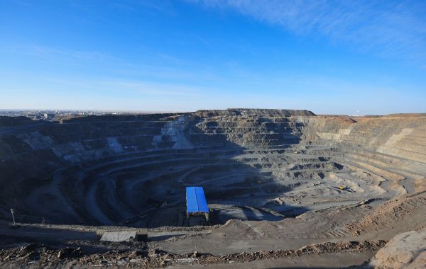 图说:内蒙古自治区包头市境内的白云鄂博矿区.(新华社)