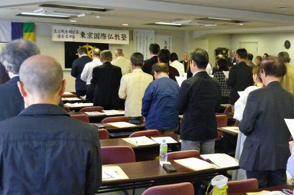  东京国际佛教塾的开讲仪式。包括老年人在内，广泛年龄层的人入塾学习。