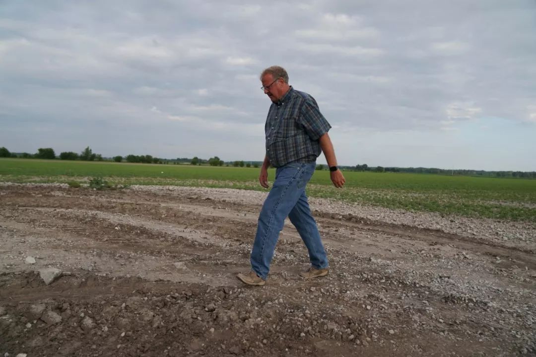 6月9日,在位于美国中部密苏里州的小镇奥里克,汤姆·沃特斯走在自己的