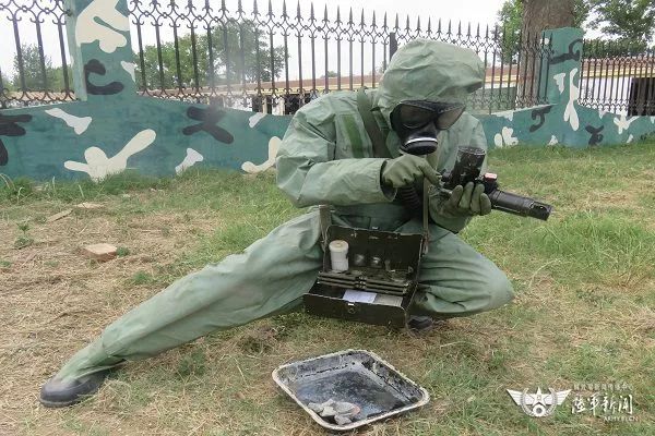 防化尖兵驻训场上苦练硬功