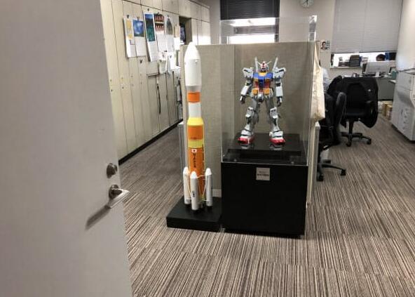充满想象力日本科技相办公室门口放了个高达模型
