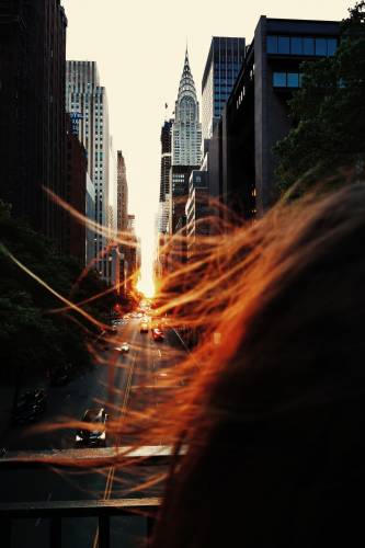  在美国纽约曼哈顿，一名女子欣赏日落景色。新华社