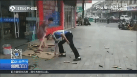 為了防止事態升級,薛仁旺從頭都保持著克制,全程做到打不還手罵不還口。