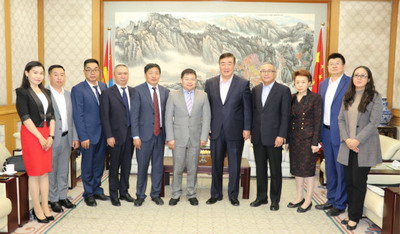 驻蒙古大使邢海明同二连浩特市委书记鞠树文进行工作交流