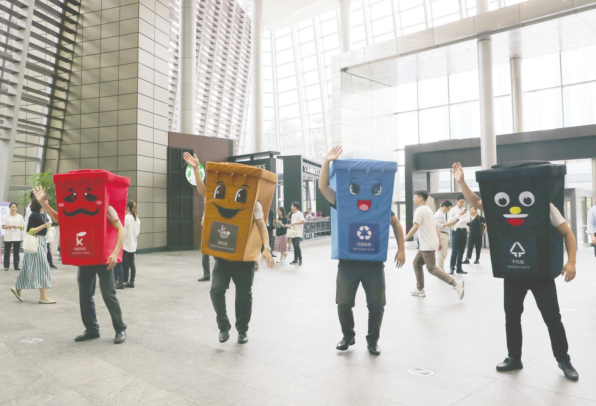 6月19日，上海环球金融中心的物业人员通过舞蹈的形式吸引楼内人员参与了解垃圾分类。 新华社图