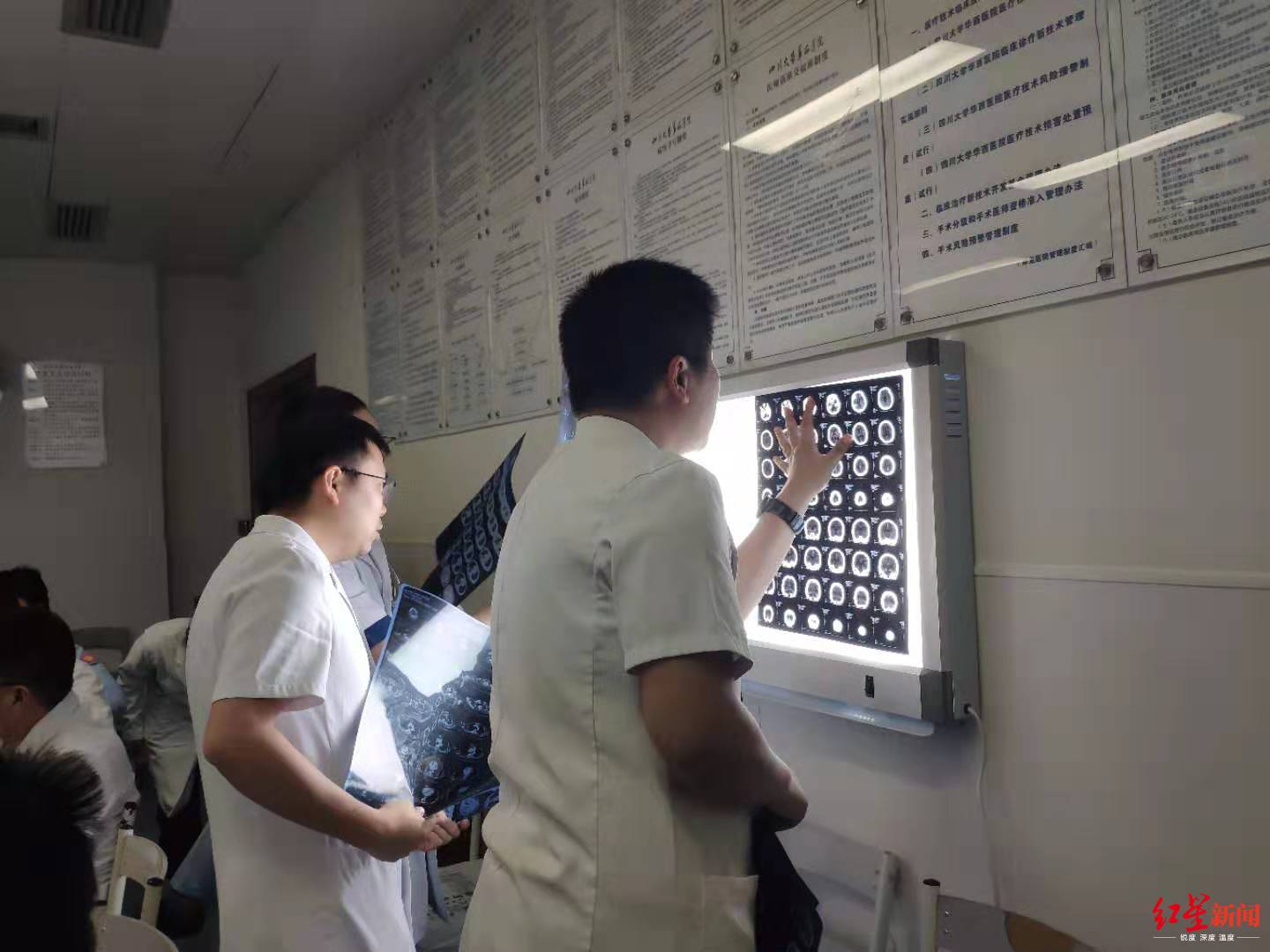 地震重伤姐弟安全转院弟弟途中输了2个单位红细胞悬液 红细胞 重伤 新浪新闻 地震重伤姐弟安全转院弟弟途中输了2个单位红细胞悬液 红细胞 重伤 新浪新闻