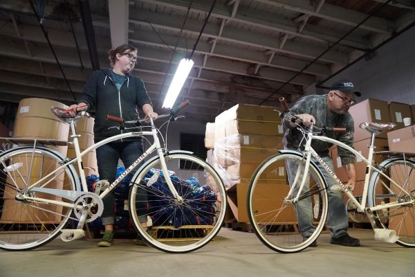 工作人员在扎卡里·帕沙克位于底特律的自行车厂工作（刘杰 摄）