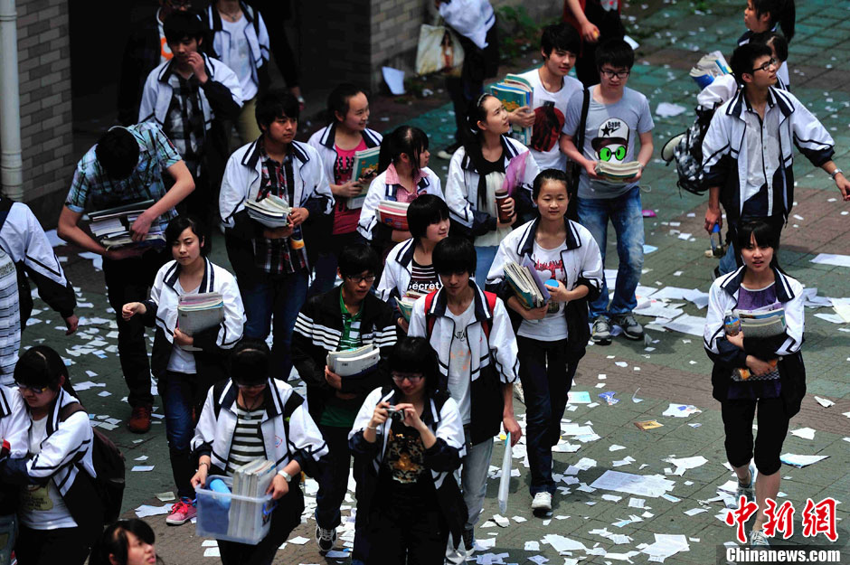 资料图:毛坦厂中学高三毕业班学生"撕书狂欢".中新社韩苏原 摄