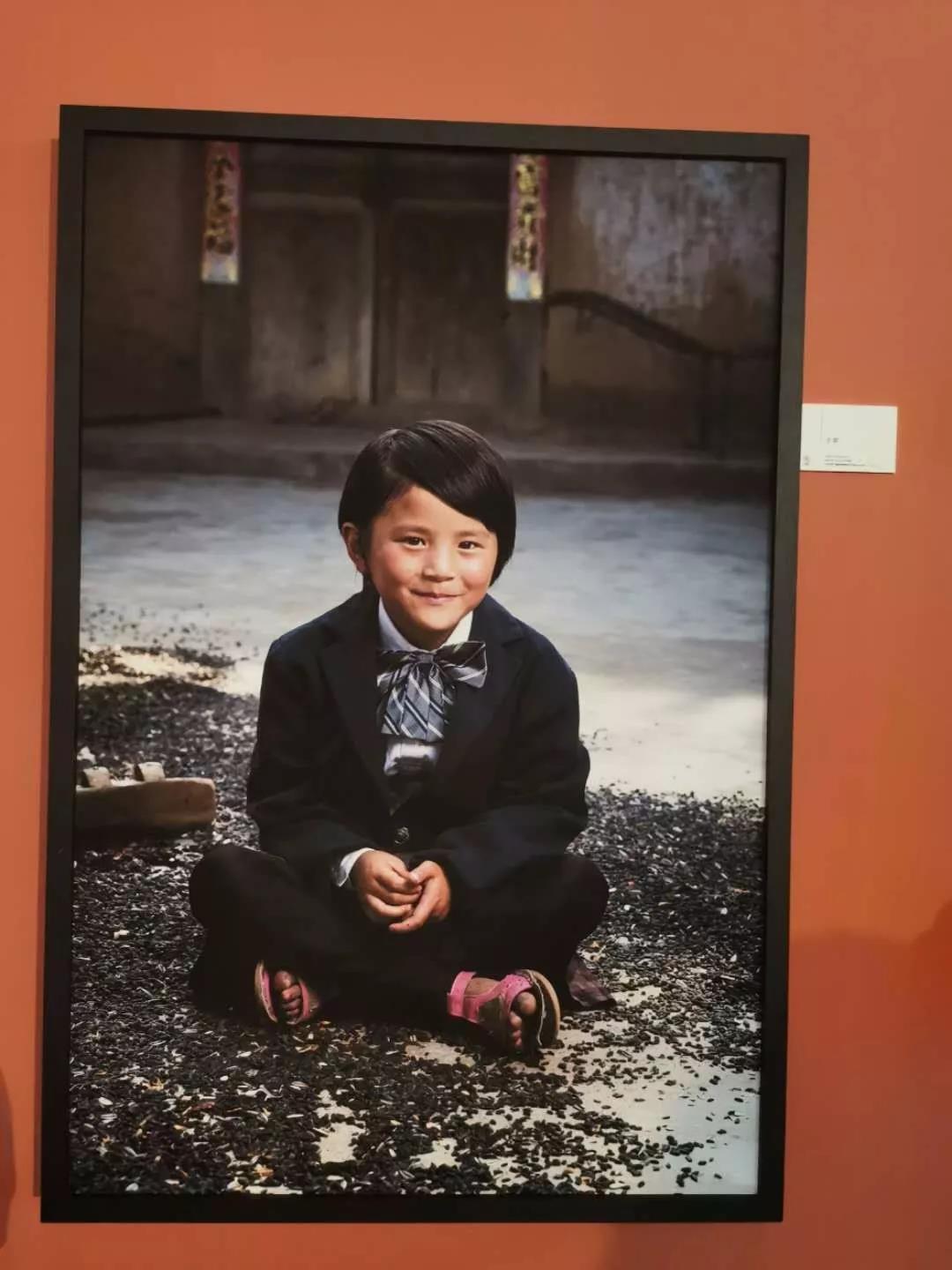 潘石屹在深圳蛇口买了一部傻瓜相机,30年后的6月18日,他的摄影展在