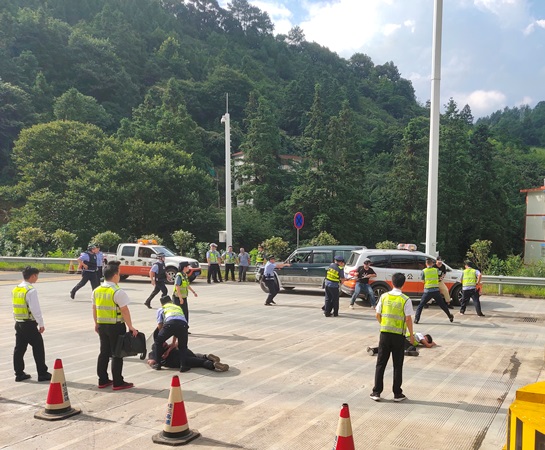 广西桂林高速公路管理处桂三高速公路路警企联合开展收费站防抢演练图