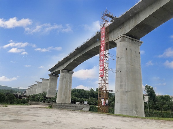 正在建设施工的重庆铁路枢纽东环线2标段渝湘双线特大桥.