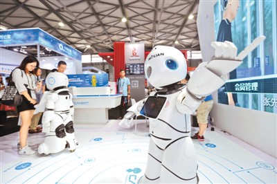 6月11日，2019亚洲消费电子展现场，类人型商用服务机器人正在进行展示。 　　王 初摄（人民视觉）