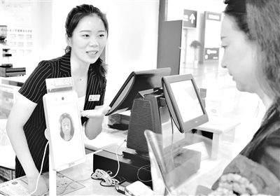 近日，郑州新郑国际机场T2航站楼内的首批商户开通了刷脸支付服务。顾客在购物APP里开通刷脸支付功能后，付款时只需将脸对准摄像头，即可完成支付。整个支付过程无需输入密码，更加智能便捷。记者 李嘉南 摄