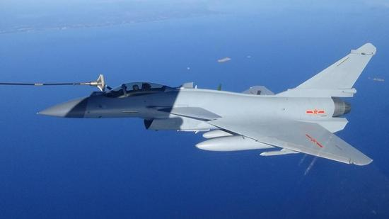 南部战区空军某旅歼-10C战机首次在南海接收加油演练 图源：国防部网