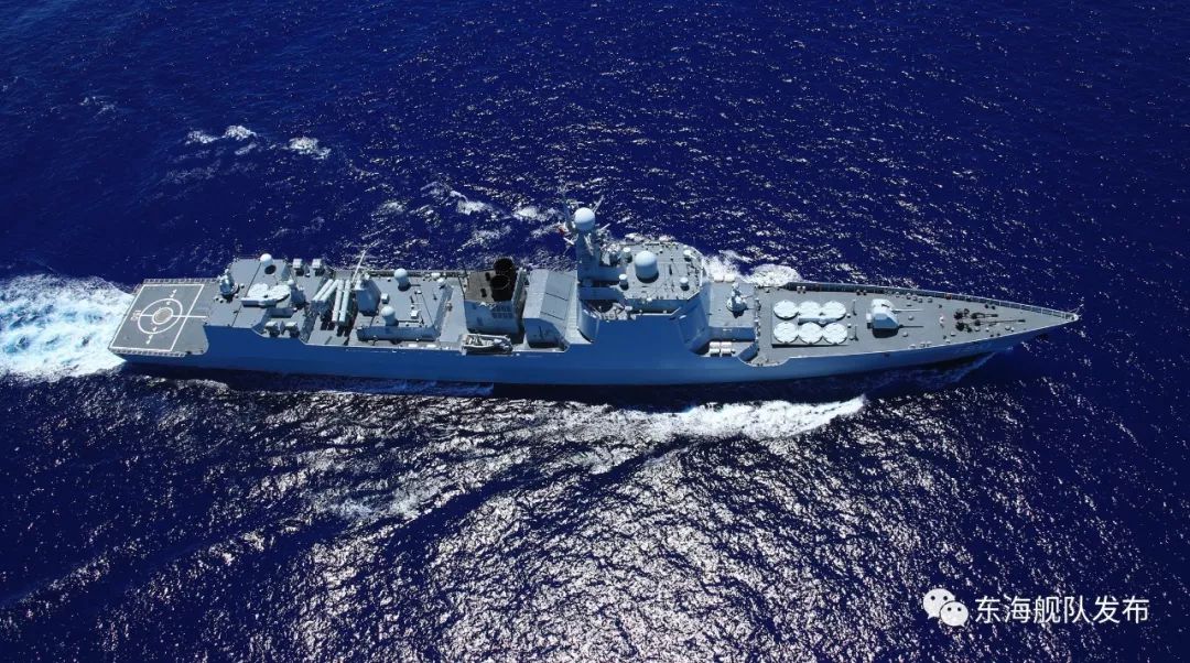 东海水兵登上央视《强军故事会》的舞台,讲述舰艇勇闯大洋背后的故事