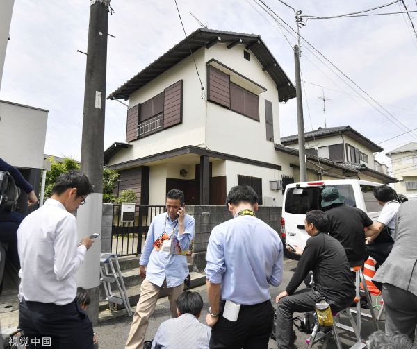  当地时间5月28日上午，日本川崎市发生一男子行凶事件。警方调查后发现，行凶者一幼时父母离婚，与叔叔婶婶生活在一起。岩崎长期没有工作，两位老人均已80多岁。（视觉中国）