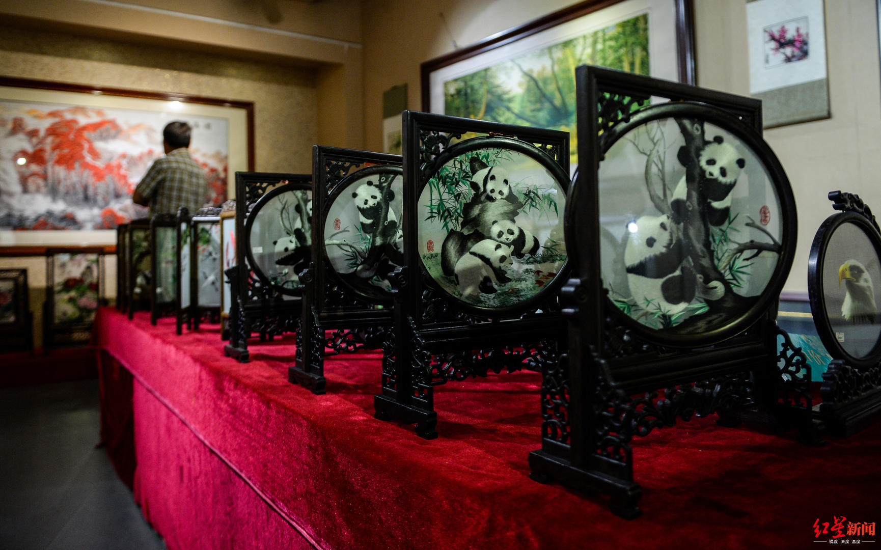 的镇馆之宝——《文君熊猫》,采用双面三异绣法,是蜀绣技艺的最高代表