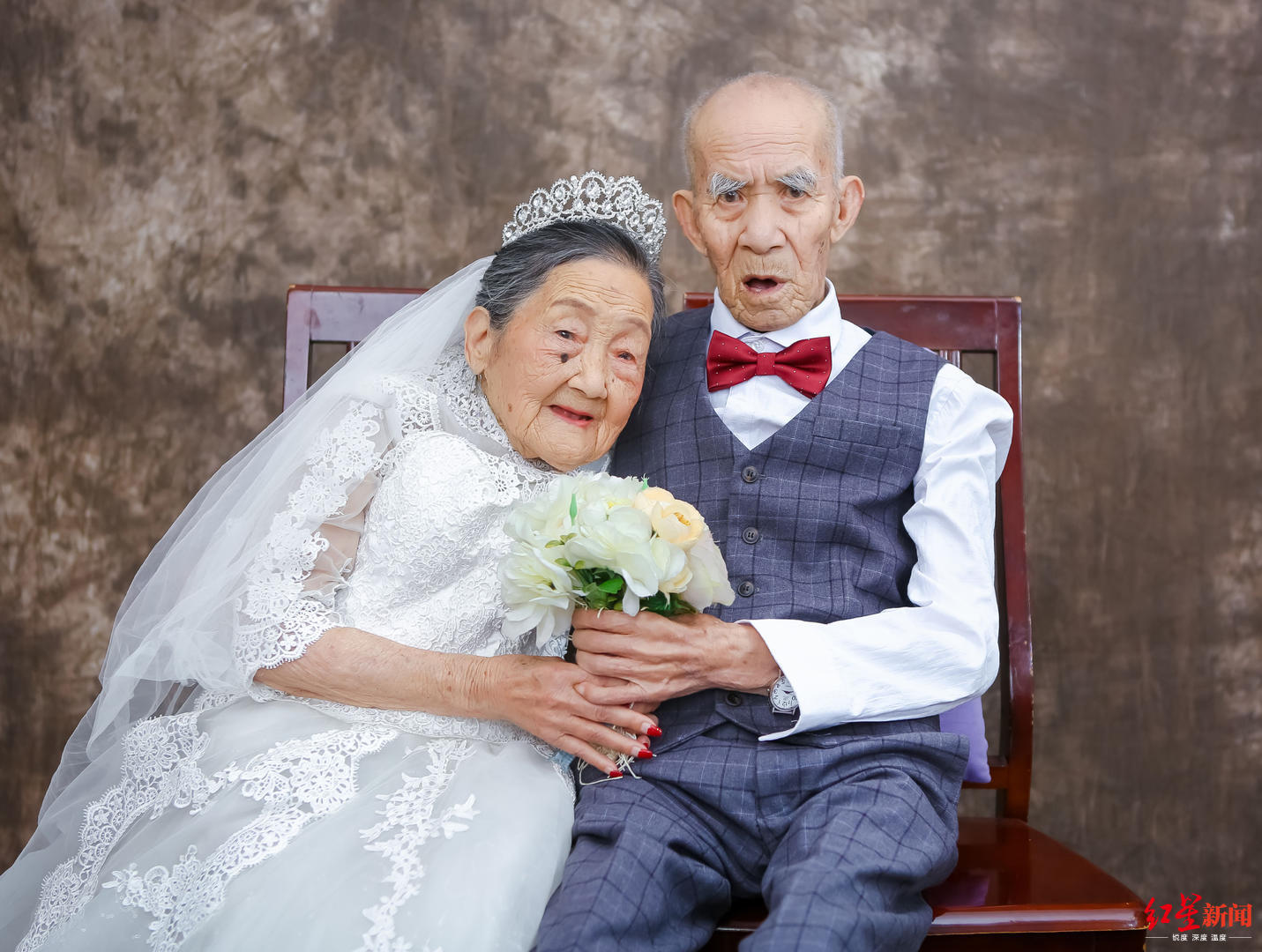 免费为老年夫妇拍婚纱照 用镜头记录甜蜜爱情-大河新闻