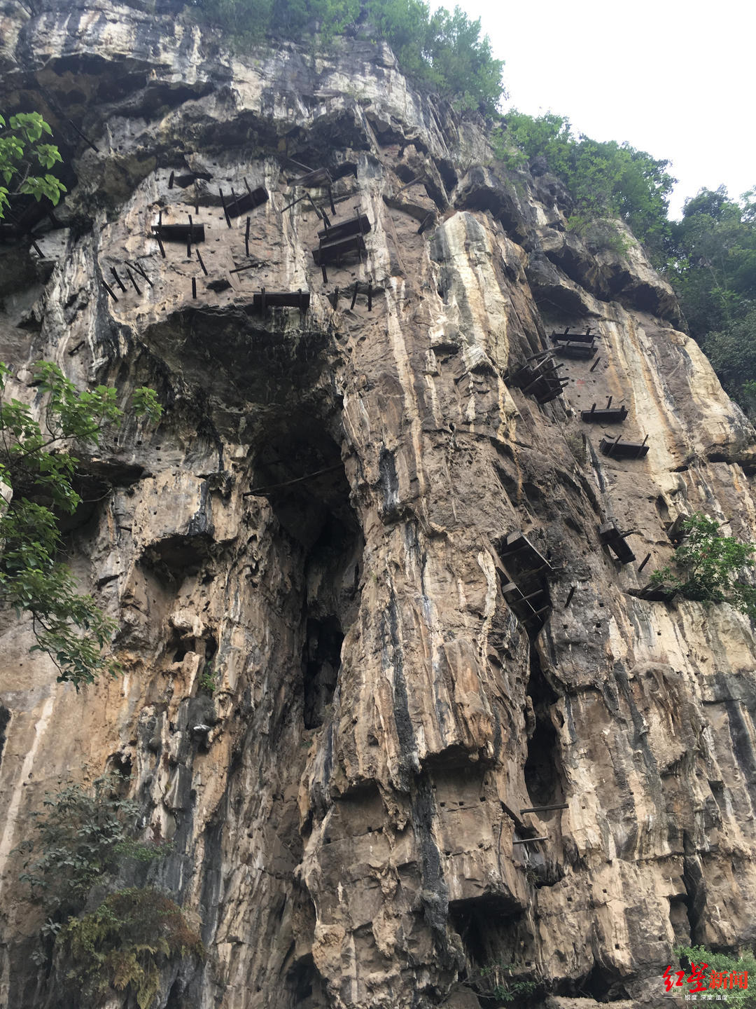 ↑麻塘坝九盏灯僰人悬棺