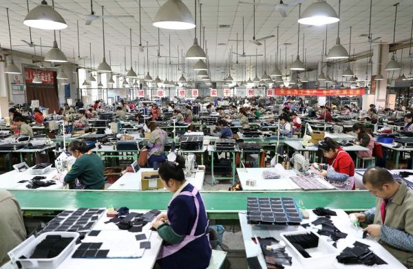 美国时尚配饰行业和中国供应商有着长期合作关系。图为江苏一家工厂的工人正在生产时尚配饰部件。（路透社资料图片）
