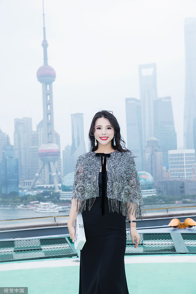 余晚晚与"抖森"天台热聊 东方明珠做背景亲密同框