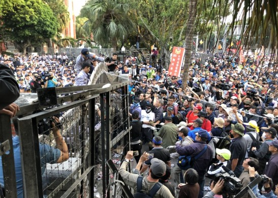 台湾“八百壮士”去年到台立法机构抗议。（台媒）