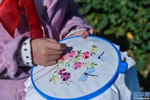 织里镇上如今仍保留刺绣的传统,孩子们从兴趣班开始学刺绣.