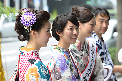 在日本东京街头，市民参加“七夕节”庆祝活动。（新华社）