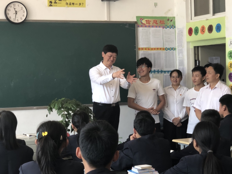 在双柏县第一中学,胡金波一行在校长尹琼带领下参观了校园环境和校史