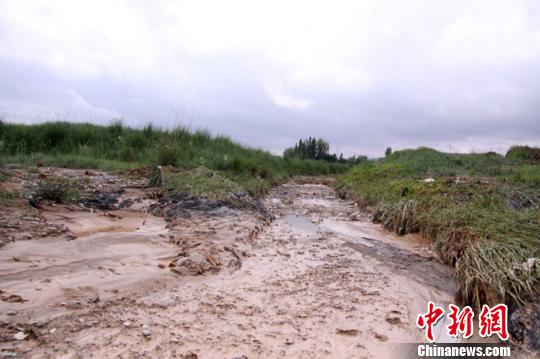  图为遭暴雨袭击的嘉峪关境内道路损毁。甘肃省气象局供图