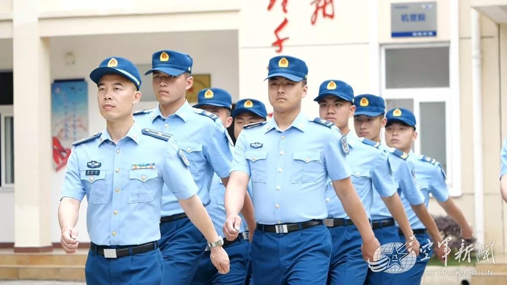 他们是身穿迷彩的"匠人",他们守护战鹰翱翔蓝天|空军_新浪军事_新浪网