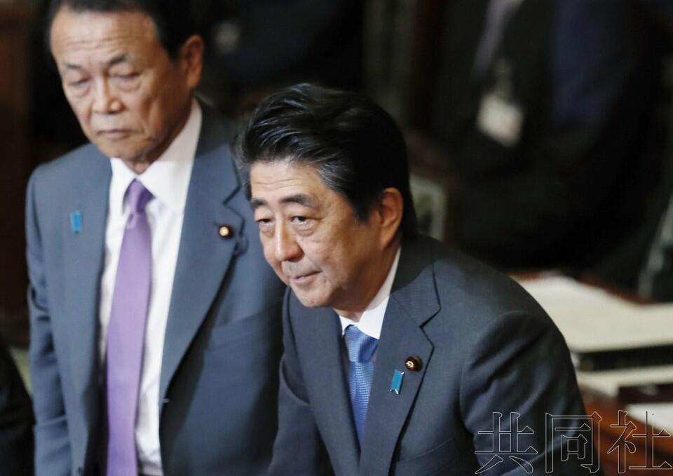  日本首相安倍晋与副首相麻生太郎