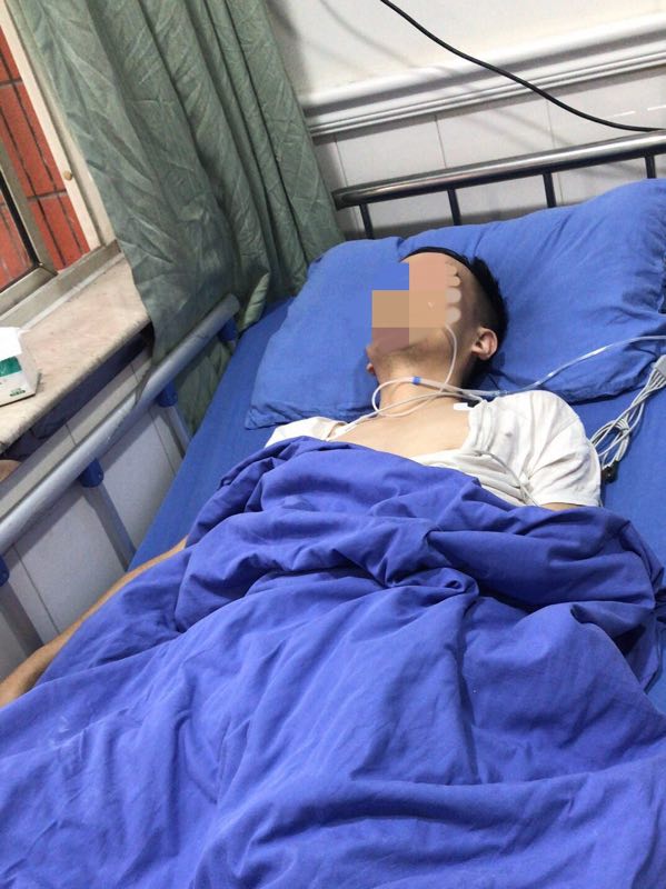 重庆一业主电梯口添加邻居微信遭保安抡棍打伤入院