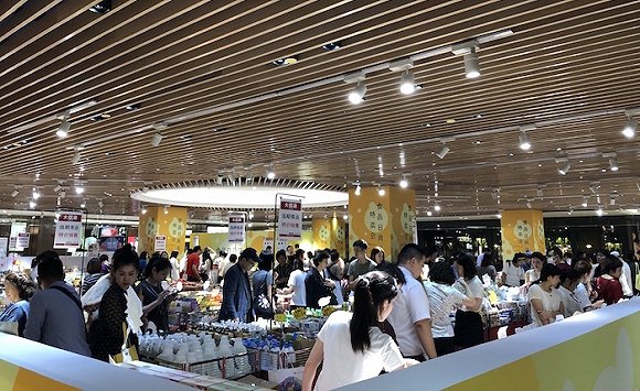 7层活动区正在举办“食品日用品特卖会”，是百货中聚集人流最多的地方。杨秋月拍摄