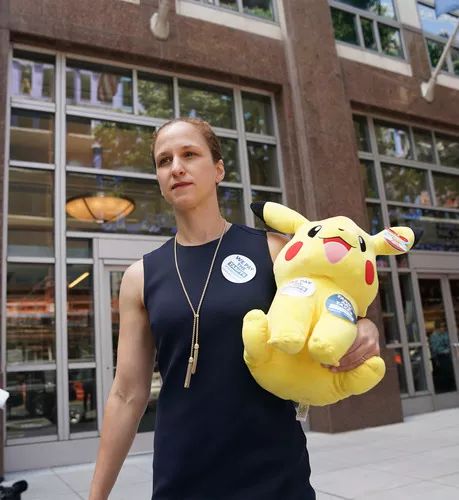 6月17日，在美国华盛顿，美国玩具协会的代表丽贝卡·蒙德拿着一件玩具接受采访，反对加征关税。新华社记者刘杰摄