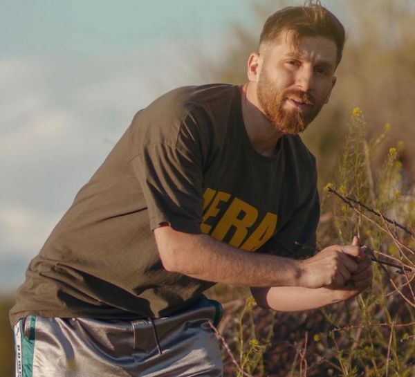  26岁的帕拉斯泰什一直用酷似梅西的外表推广自己的社交账号